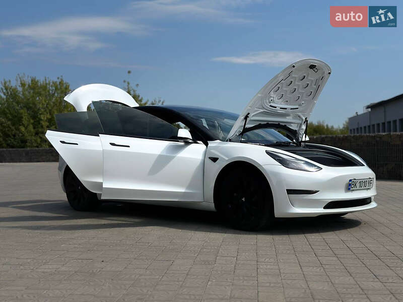 Седан Tesla Model 3 2023 в Ровно