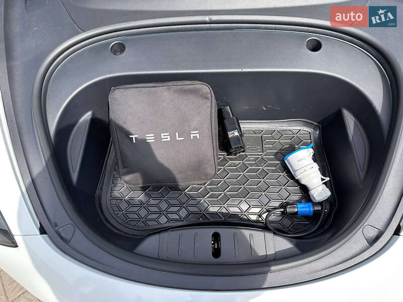Седан Tesla Model 3 2023 в Ровно