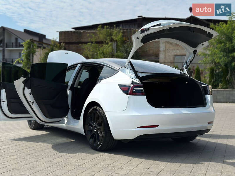Седан Tesla Model 3 2023 в Ровно