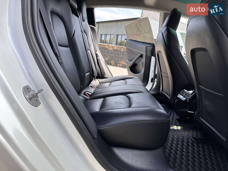 Седан Tesla Model 3 2023 в Ровно