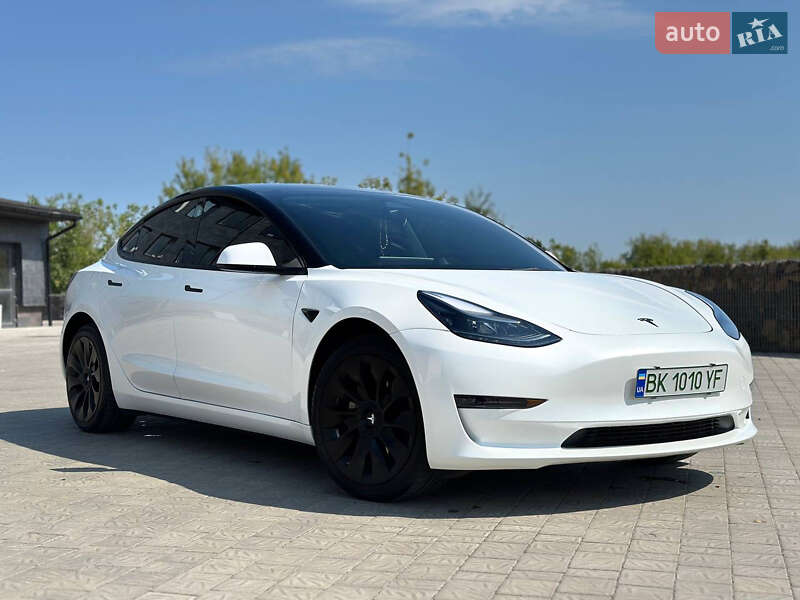 Седан Tesla Model 3 2023 в Ровно