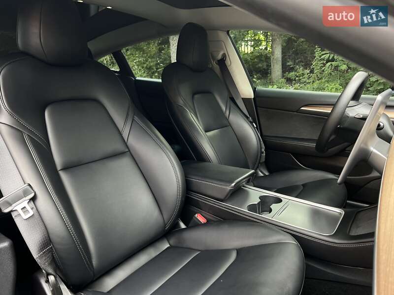 Седан Tesla Model 3 2022 в Львове