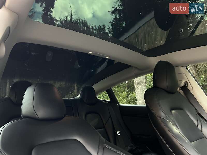 Седан Tesla Model 3 2022 в Львове
