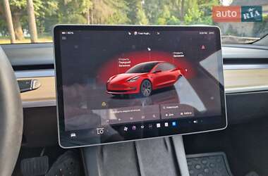 Седан Tesla Model 3 2023 в 