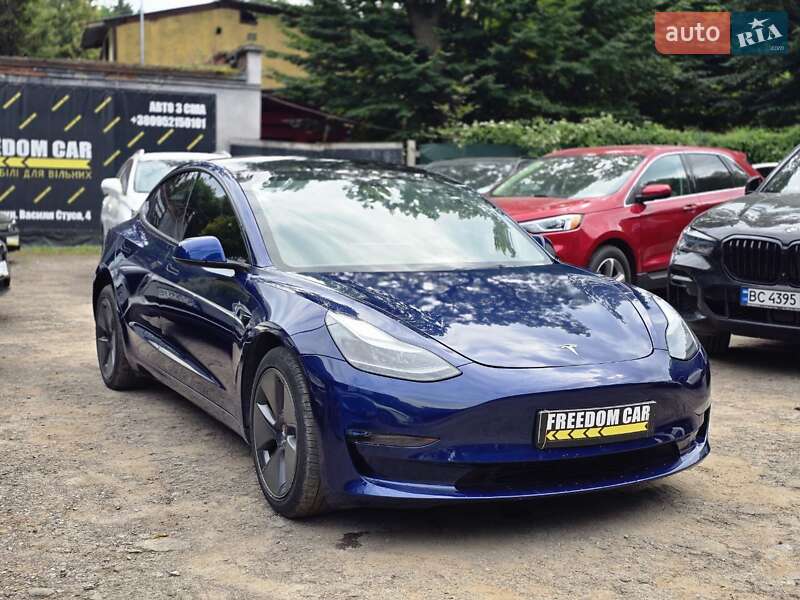 Седан Tesla Model 3 2023 в Львове