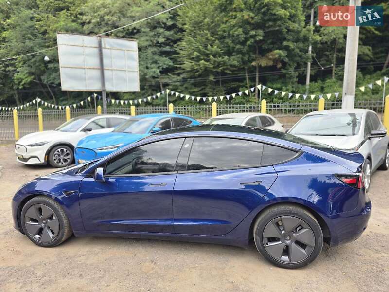 Седан Tesla Model 3 2023 в Львове