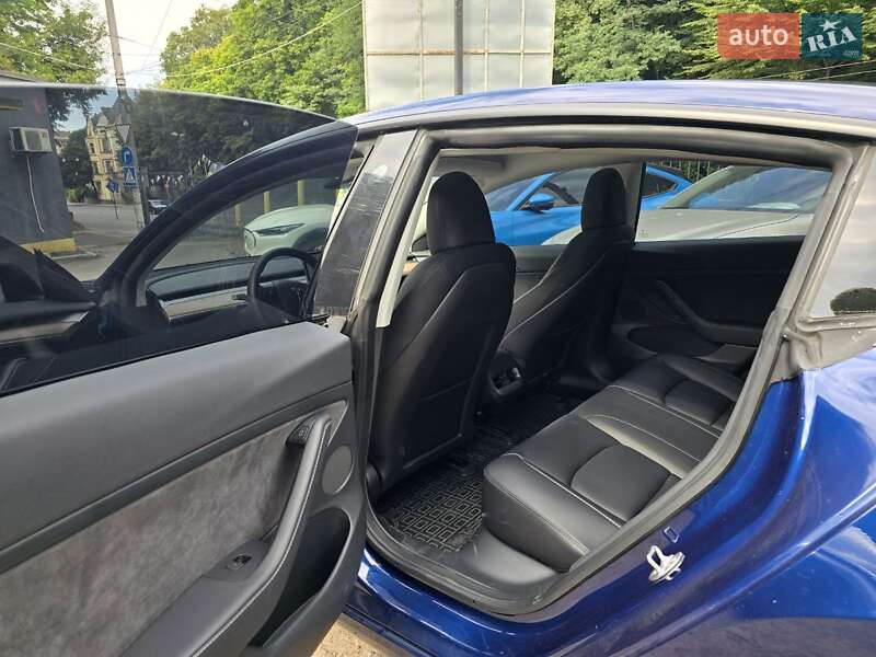 Седан Tesla Model 3 2023 в Львове