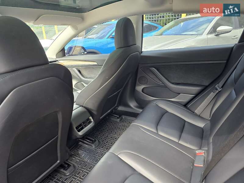 Седан Tesla Model 3 2023 в Львове