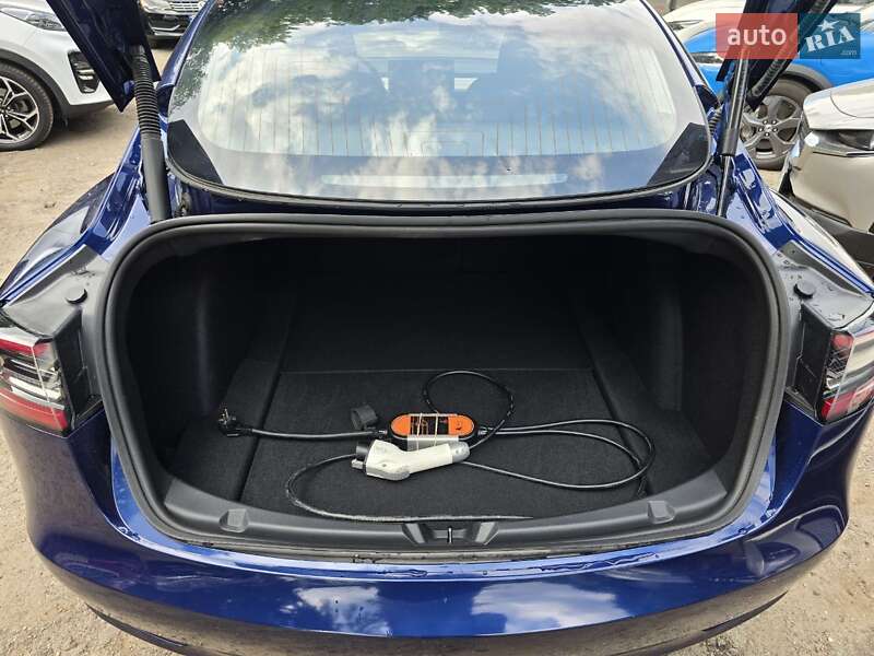Седан Tesla Model 3 2023 в Львові