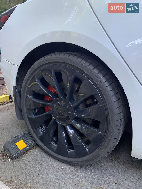 Седан Tesla Model 3 2021 в Києві