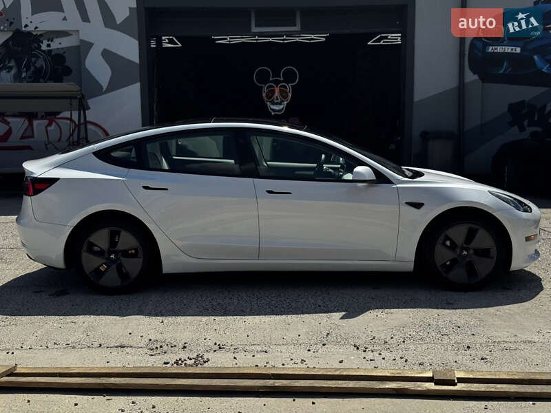 Седан Tesla Model 3 2023 в Житомире