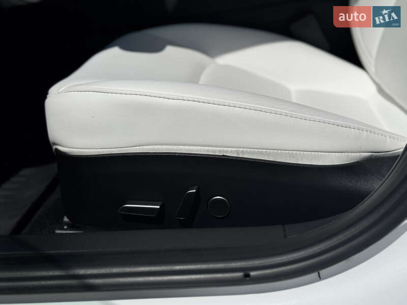 Седан Tesla Model 3 2023 в Житомире