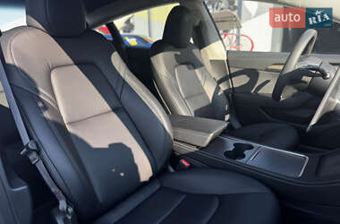 Седан Tesla Model 3 2023 в 