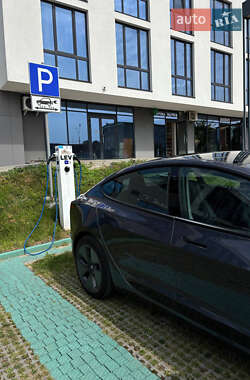 Седан Tesla Model 3 2022 в 