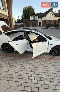 Седан Tesla Model 3 2022 в 