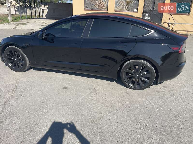 Седан Tesla Model 3 2022 в 