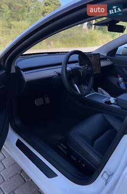 Седан Tesla Model 3 2021 в 