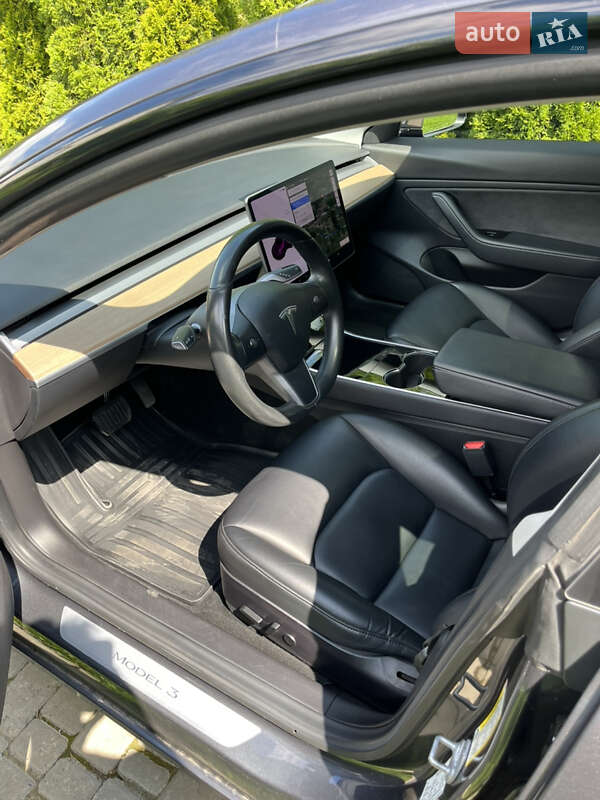 Седан Tesla Model 3 2019 в Львове