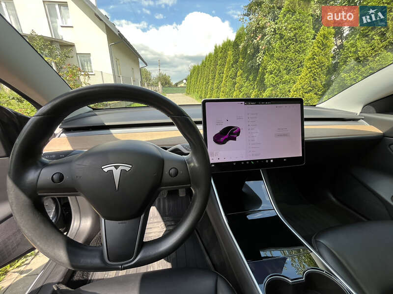 Седан Tesla Model 3 2019 в Львове