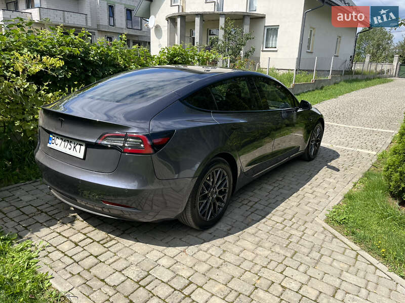 Седан Tesla Model 3 2019 в Львове