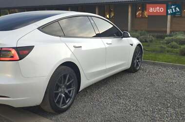Седан Tesla Model 3 2023 в 