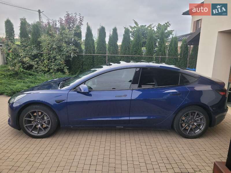 Седан Tesla Model 3 2020 в 