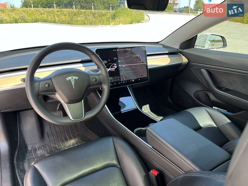 Седан Tesla Model 3 2019 в Львове