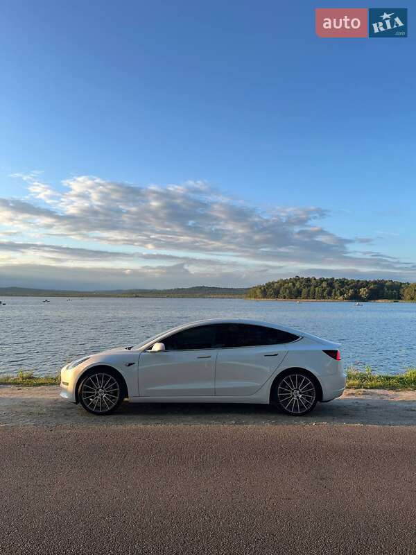 Седан Tesla Model 3 2019 в Львове