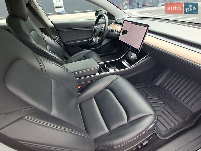 Седан Tesla Model 3 2018 в Львове