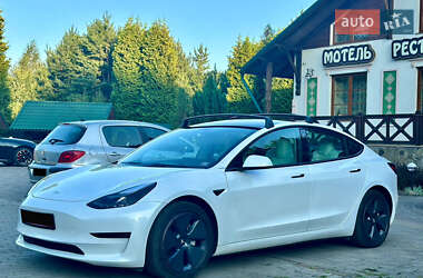 Седан Tesla Model 3 2022 в 