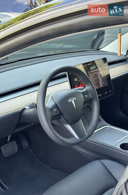 Седан Tesla Model 3 2023 в 