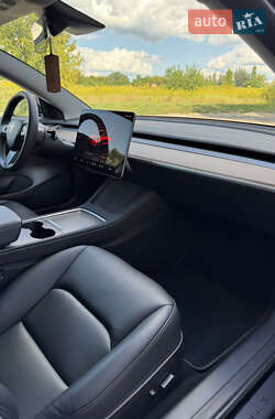 Седан Tesla Model 3 2023 в 