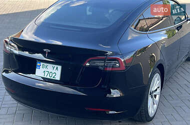 Седан Tesla Model 3 2022 в 