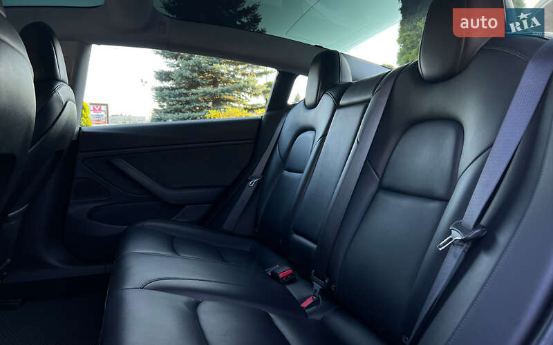 Седан Tesla Model 3 2019 в Львові