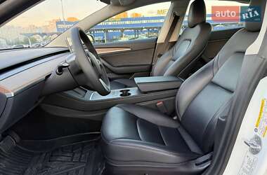Седан Tesla Model 3 2022 в 