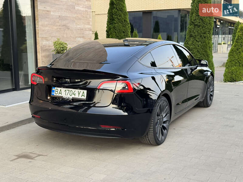 Седан Tesla Model 3 2022 в Ужгороді