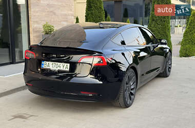 Седан Tesla Model 3 2022 в 