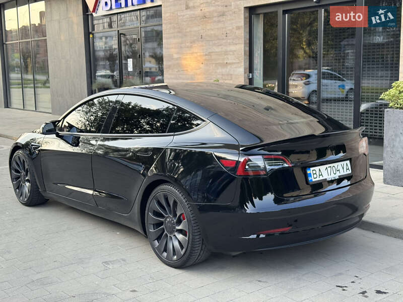 Седан Tesla Model 3 2022 в Ужгороді