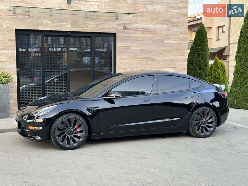 Седан Tesla Model 3 2022 в Ужгороді