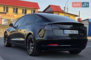 Седан Tesla Model 3 2022 в 