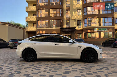 Седан Tesla Model 3 2022 в 