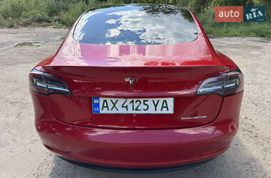 Седан Tesla Model 3 2022 в 