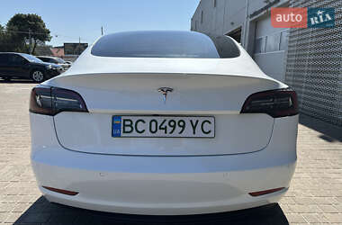 Седан Tesla Model 3 2022 в 