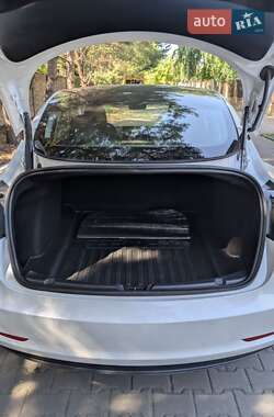 Седан Tesla Model 3 2022 в 