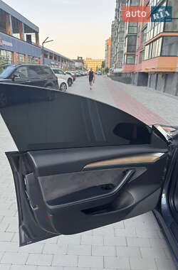 Седан Tesla Model 3 2021 в 