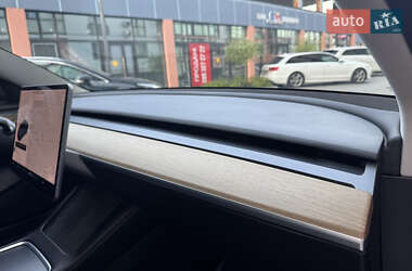 Седан Tesla Model 3 2021 в 