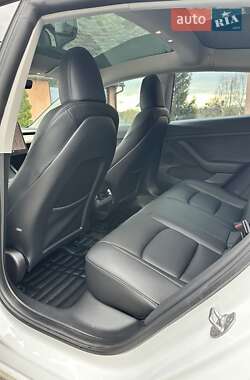 Седан Tesla Model 3 2023 в 