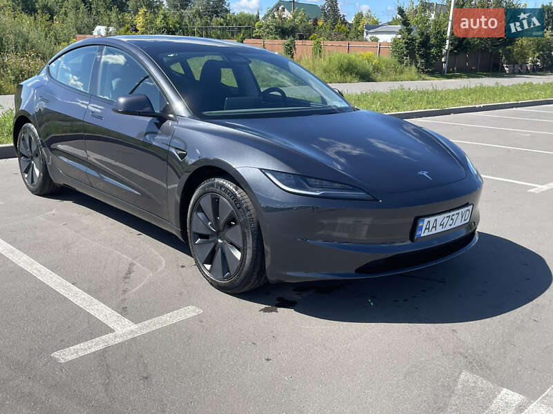 Седан Tesla Model 3 2024 в 