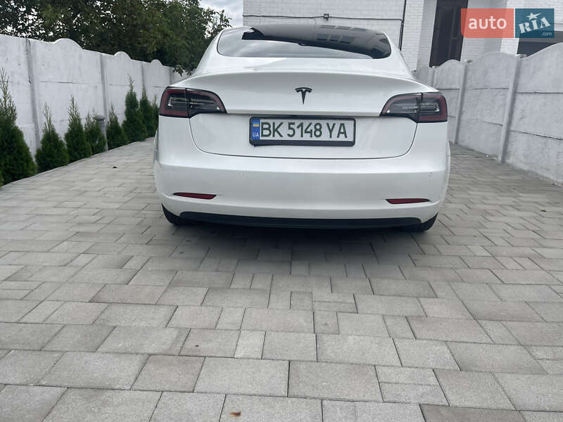Седан Tesla Model 3 2021 в Рівному