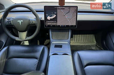 Седан Tesla Model 3 2021 в 